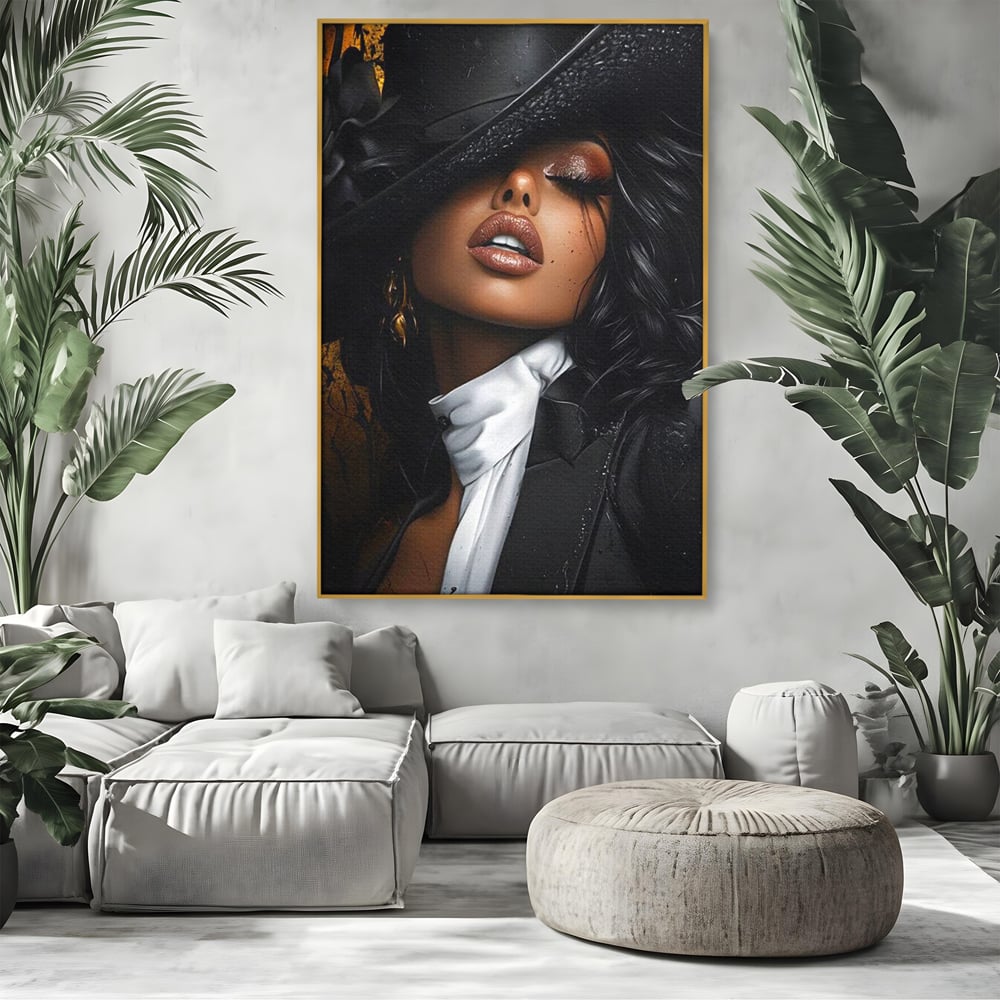 Tablou canvas cu tablou canvas cu femeie in joben si frac, in rama de aluminiu auriu, pe perete intr-un living